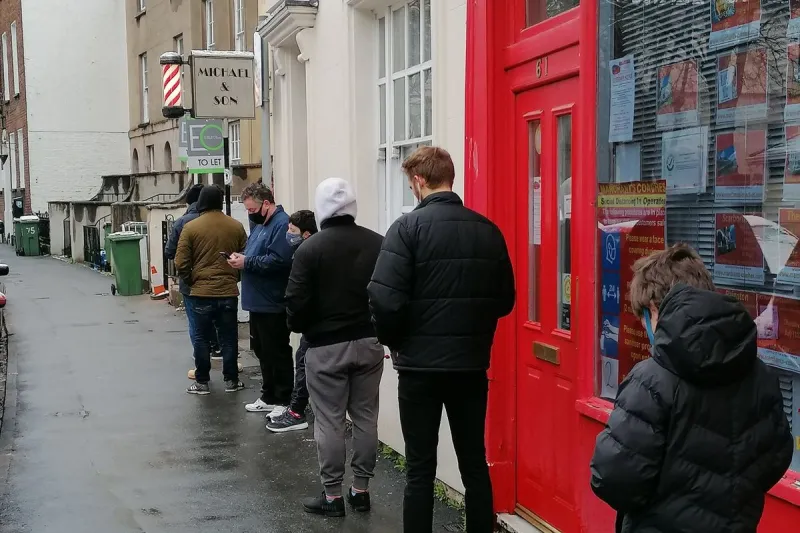 Tinsel, Panic and Clippers: Inside the Christmas Eve Queue